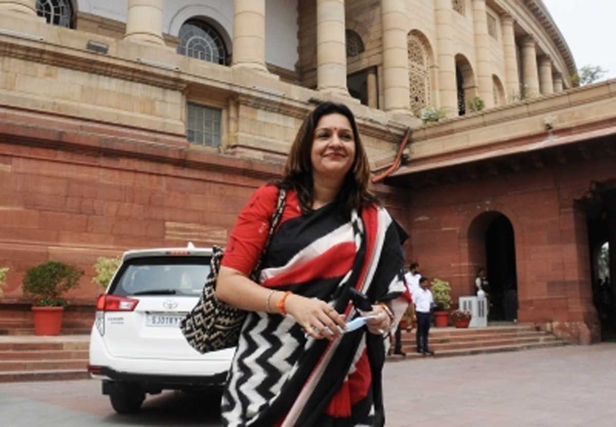 राहुल गांधी के खिलाफ की गई कार्यवाही प्रतिशोधात्मक और शर्मनाक है : प्रियंका चतुर्वेदी